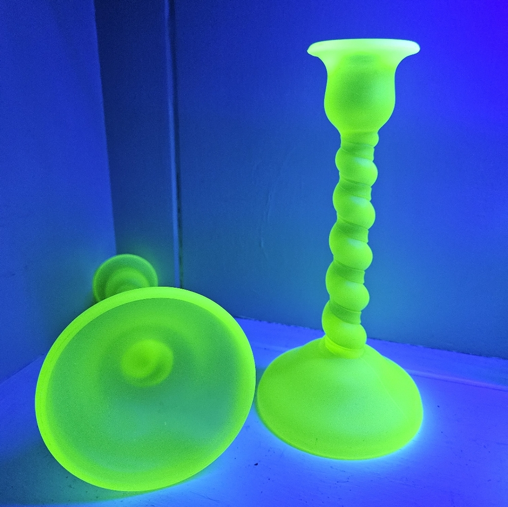 Vintage Tiffan Uranium satin glass candlesticks - Picture 2 of 7